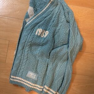 NEW Taylor Swift Authentic 1989 (Taylor’s Version) Light Blue Cardigan Size M/L